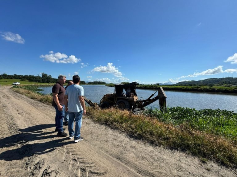 Limpeza de córregos e rios em Tubarão ajuda a prevenir alagamentos