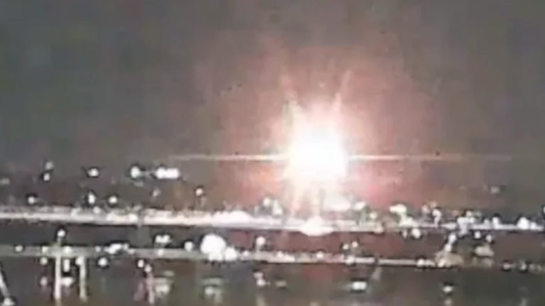 Avião da American Airlines e helicóptero militar colidem nos EUA