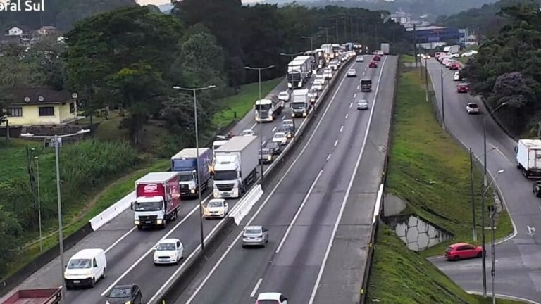 BR-101 em SC: filas e fluxo intenso marcam fim de semana