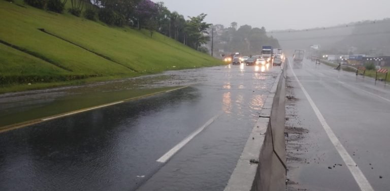 Bloqueios e trânsito lento nas rodovias de SC devido às Chuvas
