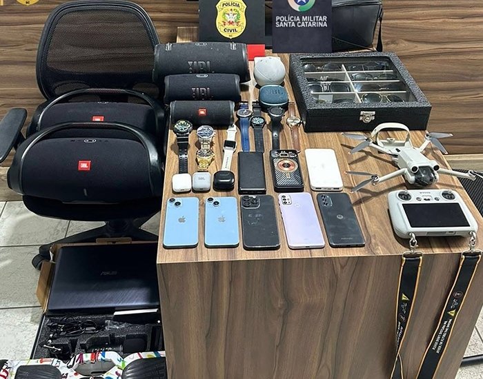 Casal é preso suspeito de furtos na Praia do Rosa, em Imbituba