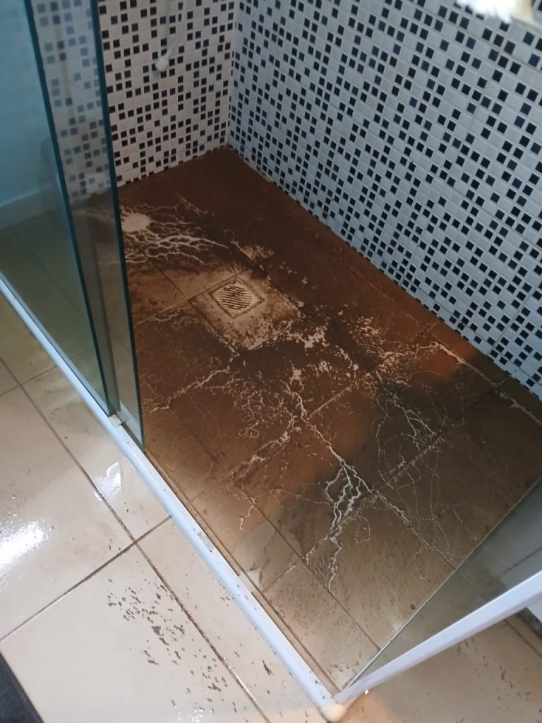 Morador de Gravatal sofre com refluxo de esgoto e tem casa alagada por dejetos