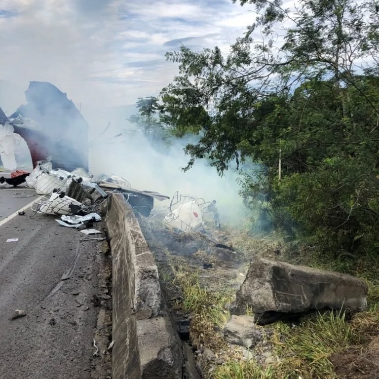 Tombamento de carreta com produto químico causa explosão e interdita BR-101 em SC