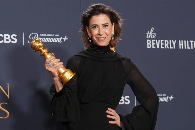 Fernanda Torres vence Globo de Ouro e dedica prêmio à mãe Fernanda Montenegro