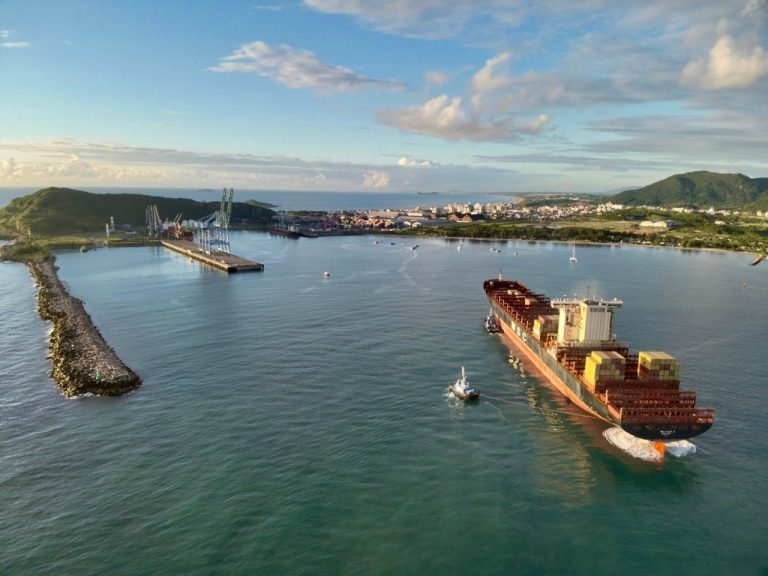 Porto de Imbituba recebe maior navio de sua história