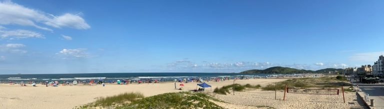 Praia do Mar Grosso lotada em dia de sol e calor intenso