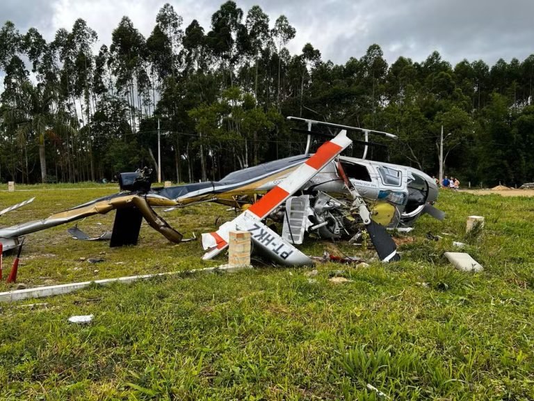 Helicóptero cai em Penha e cinco pessoas são resgatadas com vida