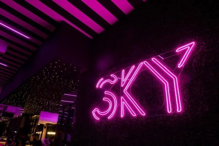 Sky Rooftop Bar reabre em Tubarão com novo visual futurista
