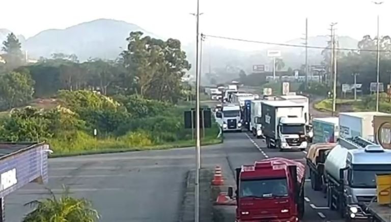 Homem pula de caminhão em movimento e foge da PRF; assista ao vídeo