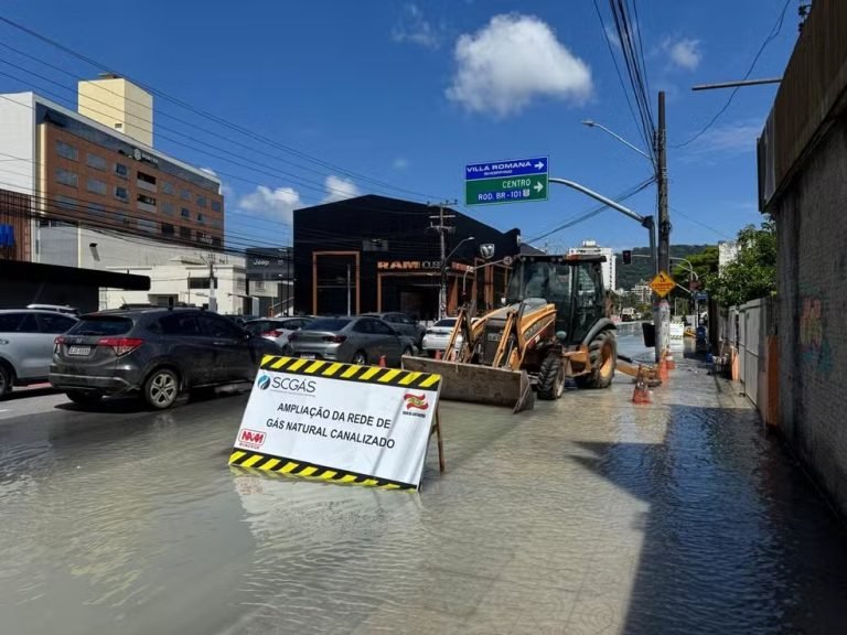 Rompimento de tubulação da Casan causa alagamentos e afeta o trânsito em Florianópolis