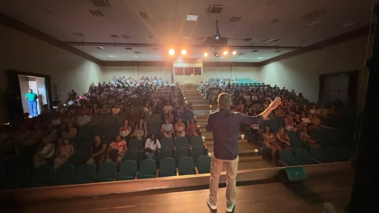 Jornada pedagógica 2025 começa com palestra sobre inteligência emocional