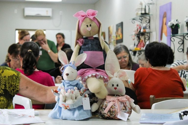 Monitoras dos Clubes de Mães da Afasc preparam artesanato para Páscoa