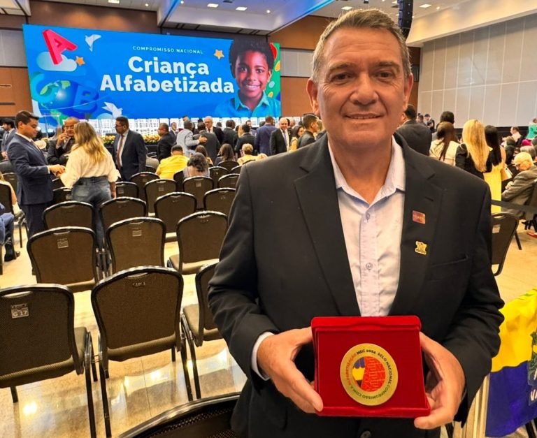 Pedras Grandes recebe Selo Ouro do MEC pela alfabetização