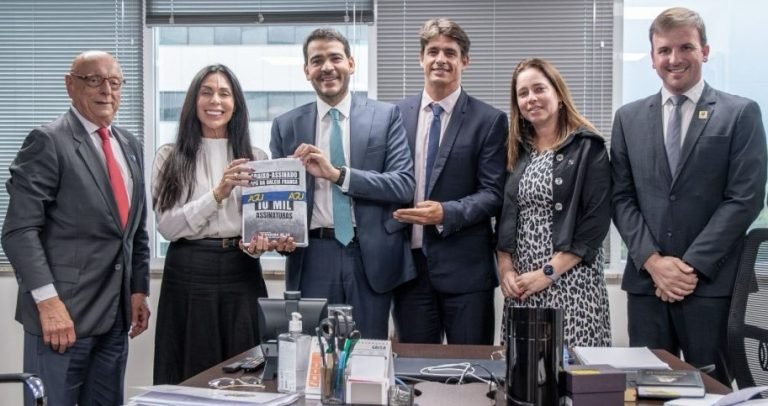 Políticos entregam abaixo-assinado para rever demarcação da APA da Baleia Franca