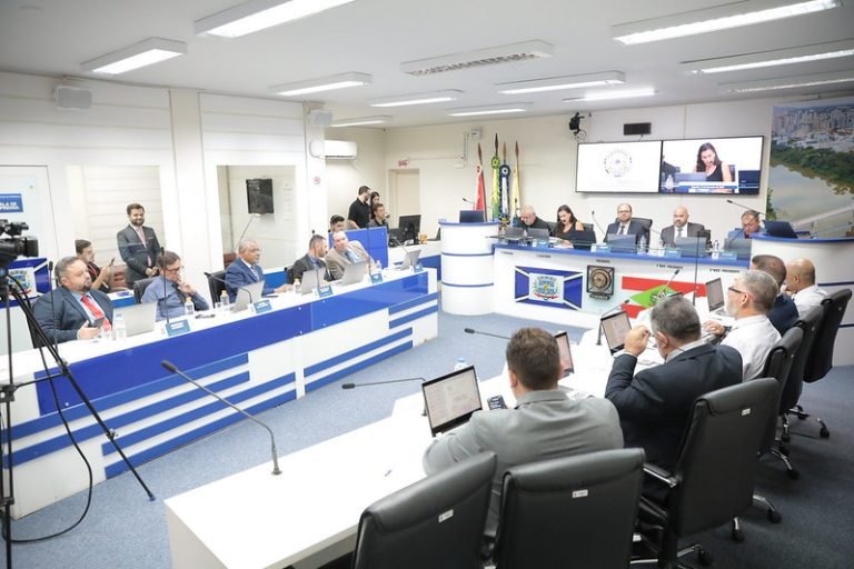 Câmara de Tubarão debate projetos e cobra melhorias na cidade