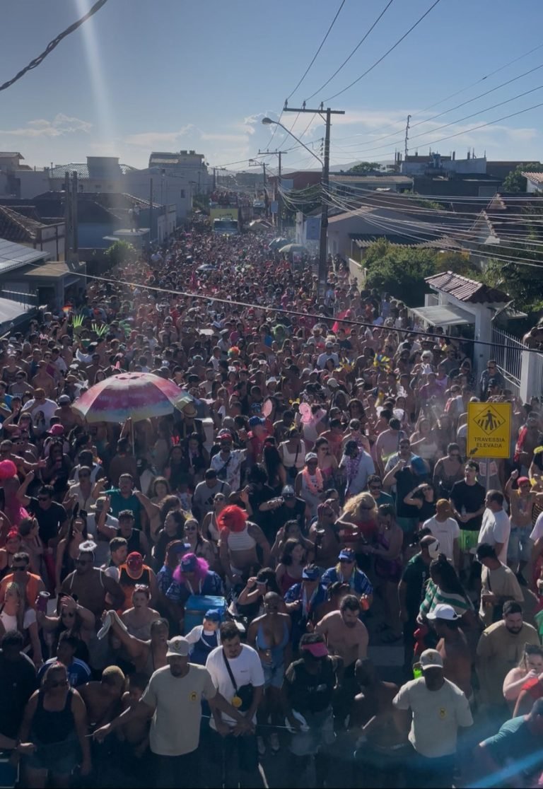 Bloco da Pracinha de Laguna reúne mais de 200 mil foliões em grande festa