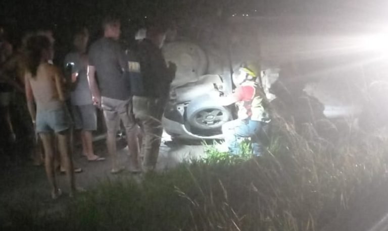 Jovem de 21 anos morre em capotamento na BR-101, em Pescaria Brava
