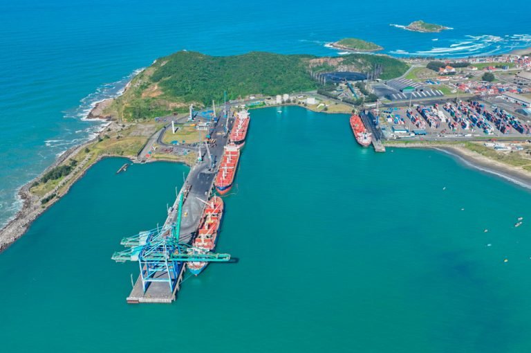 Navio Vicente Pinzón completa 100 atracações no Porto de Imbituba