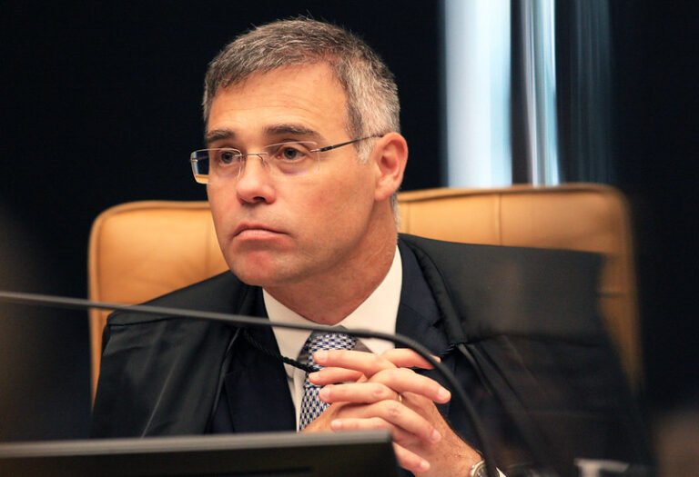 Mendonça afasta cúpula da PF e 11 diretores reagem