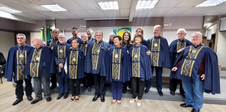 Três novos escritores tomam posse na Acatul em Tubarão