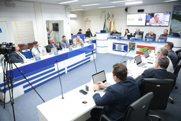 Câmara de Tubarão aprova projetos e homenageia personalidades em sessão