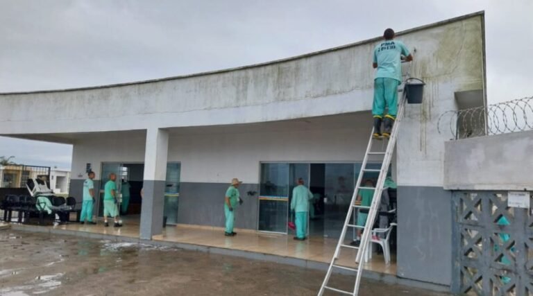 Secretaria de Obras de Araranguá realiza limpeza na capela mortuária e ações em bairros
