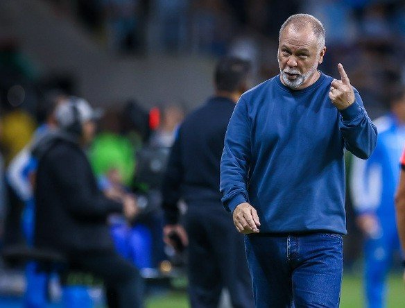 Grêmio perde para o São Paulo por 2 a 1 em dia de luto para Mano Menezes