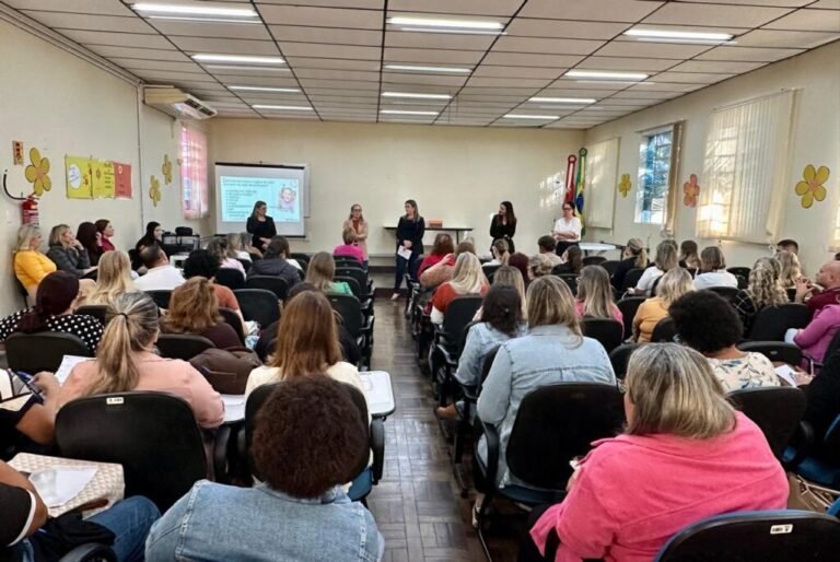 Profissionais participam de palestra sobre escuta especializada de crianças e adolescentes