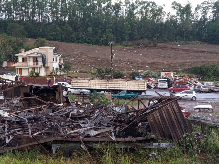 Tempestade causa destruição e deixa moradores ilhados em SC