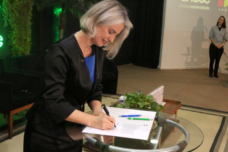 Reitora da Unesc transmite cargo à vice-reitora que assume interinamente