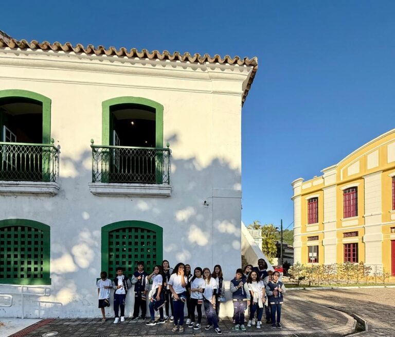 Alunos de Araranguá visitam pontos históricos de Laguna em aula de campo cultural