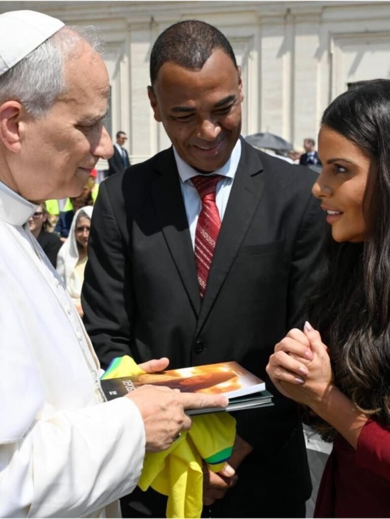 Cafu e Mariah Morais encontram Papa e presenteiam com livro e camisa da Seleção