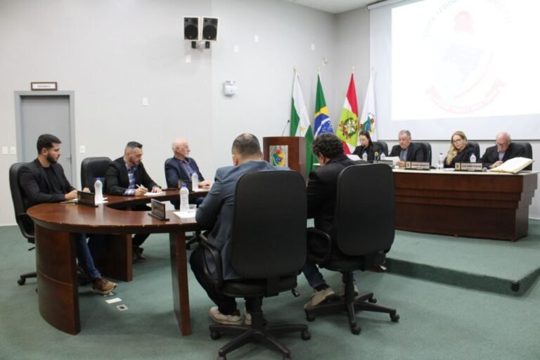Câmara de Forquilhinha aprova projetos e homenageia ações de destaque