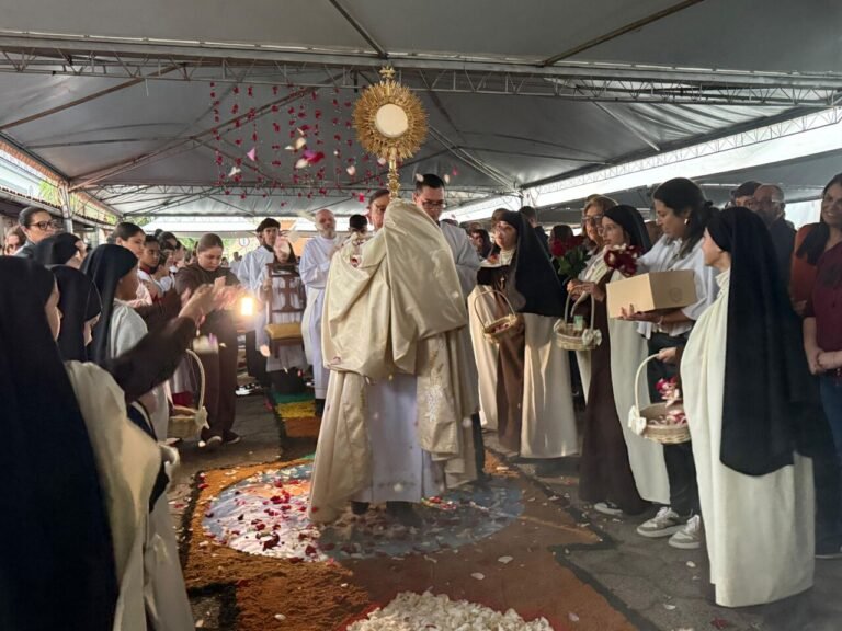 Mais de mil fiéis participam de Corpus Christi na Passagem mesmo sob chuva