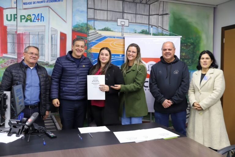 Criciúma entrega 12 escrituras pelo programa Lar Legal no São Sebastião