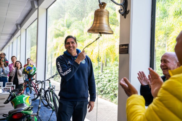 Giovane Gávio visita Havan em Brusque e emociona colaboradores