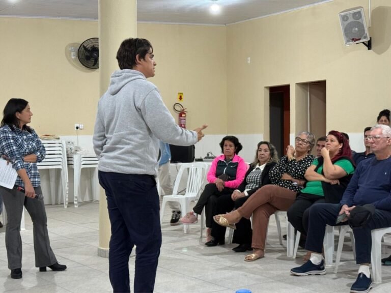 Governo de Laguna ouve moradores do Mato Alto em reunião no salão paroquial