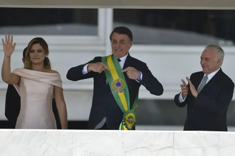 Bolsonaro afirma que evitou “maior vaia da história” ao não passar faixa a Lula
