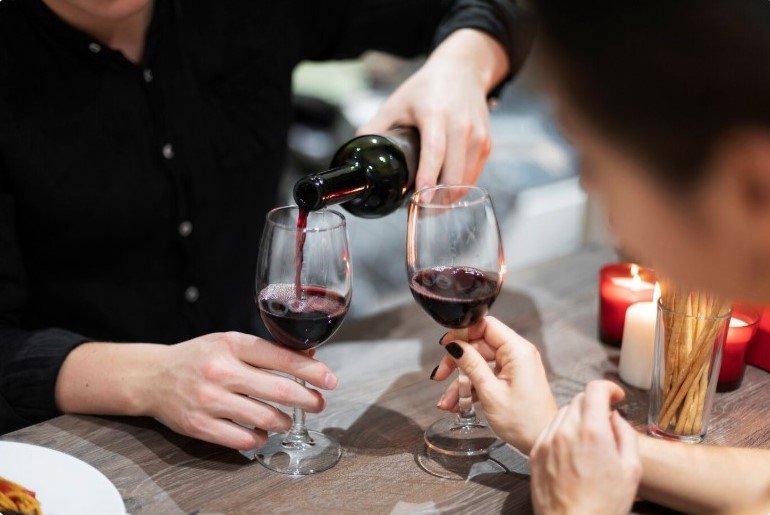 namorados brindam com vinho