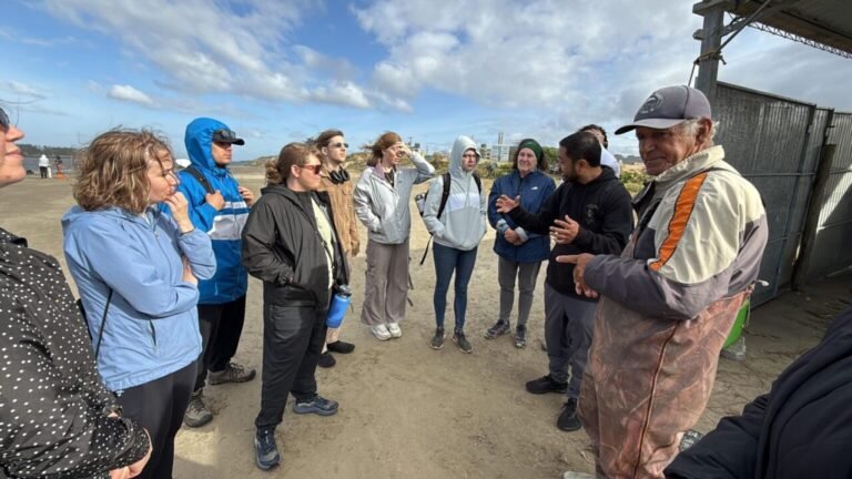 Estudantes dos EUA visitam Laguna para ver pesca com botos