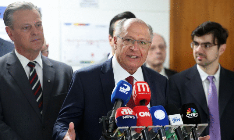 Governo busca acordo para evitar tarifa dos EUA sobre produtos brasileiros