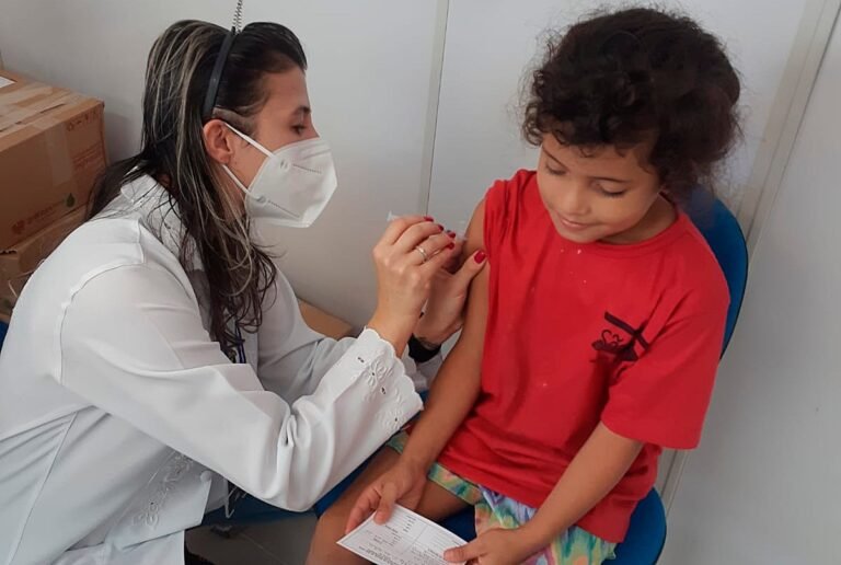 Pelo Estado – Fim da obrigatoriedade da vacinação contra Covid. Doença foi erradicada?