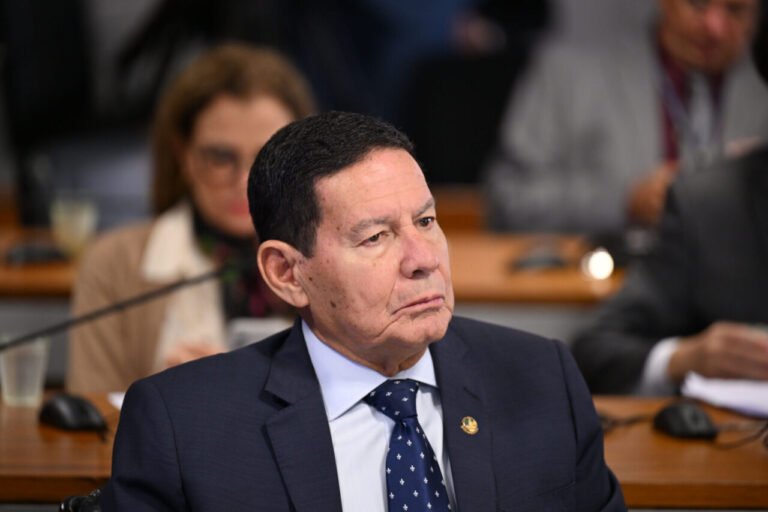 Mourão critica tarifa de Trump e diz: “Não aceito que venha meter o bedelho”