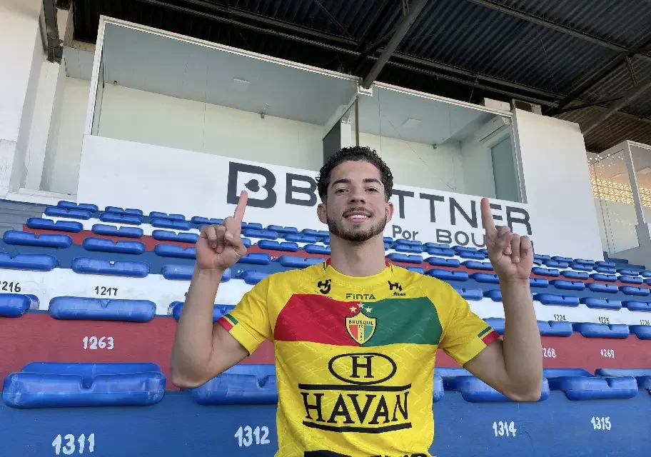 Jogador de 21 anos, Adrianinho vem do Criciúma para o Brusque