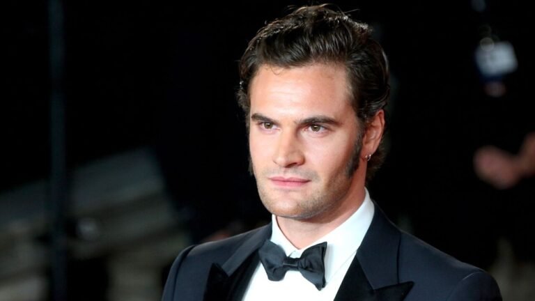 Tom Bateman será Adam Carlsen em A Hipótese do Amor no Prime Video