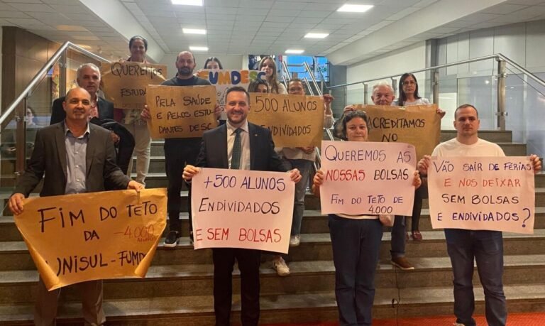 Estudantes da Unisul pedem ajuda a deputados por mudanças no Universidade Gratuita