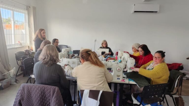Curso de costura em Sombrio capacita mulheres para o artesanato