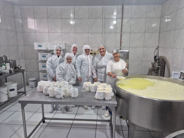Tubarão recebe equipe de Palhoça para troca de experiências sobre inspeção de produtos de origem animal