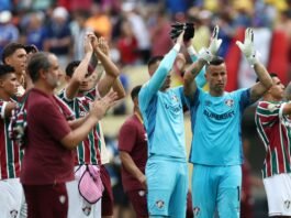 Jogadores do Fluminense sendo aplaudidos após eliminação no Mundial de Clubes 2025