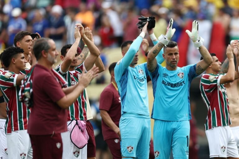 Jogadores do Fluminense sendo aplaudidos após eliminação no Mundial de Clubes 2025